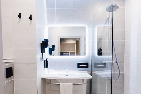 Standard Room, 1 Double Bed | Bathroom | Hair dryer, towels