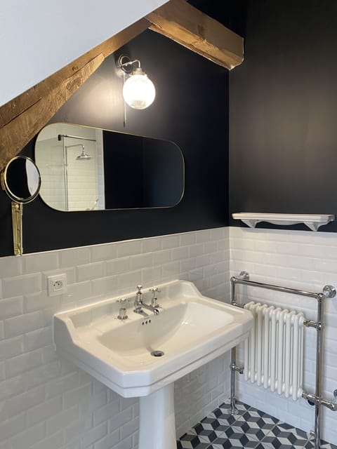 Romantic Double Room, Private Bathroom, City View | Bathroom