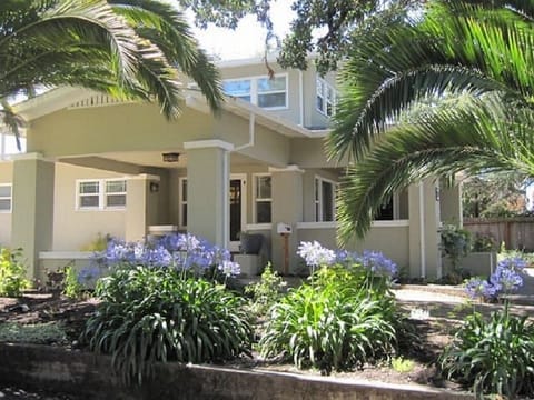 Covered entryway to front door