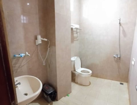 Executive Studio Suite | Bathroom | Shower, free toiletries, slippers, towels