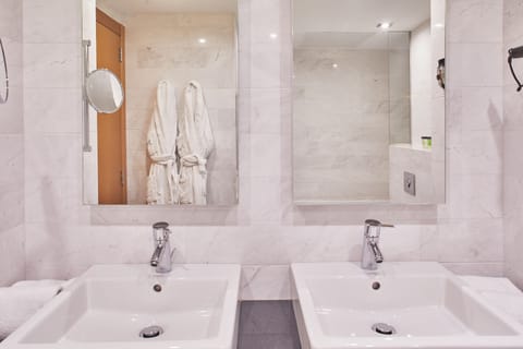 Suite, Terrace | Bathroom | Designer toiletries, hair dryer, bidet, towels