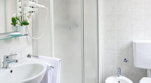 Classic Double or Twin Room, Balcony | Bathroom | Shower, free toiletries, hair dryer, bidet