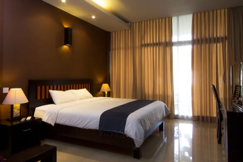 Executive Room | Desk, rollaway beds, free WiFi, bed sheets