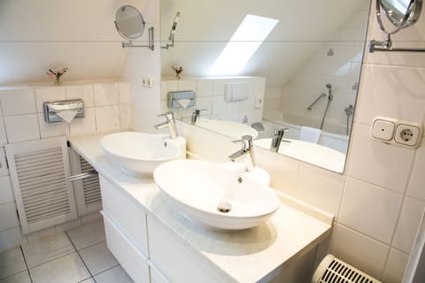 Classic Triple Room | Bathroom | Free toiletries, hair dryer, towels