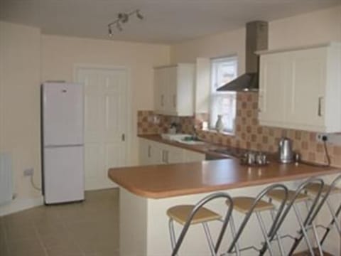 Cottage (Clydesdale) | Private kitchen | Oven, coffee/tea maker, electric kettle