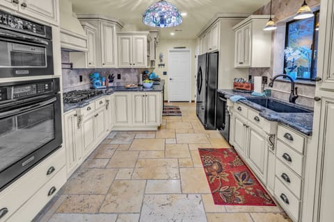 Fully Stocked Kithchen