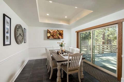 2nd bright dining area next to kitchen. LCD TV.