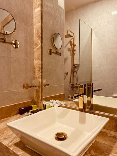 Executive Suite | Bathroom | Jetted tub, hydromassage showerhead, free toiletries, hair dryer