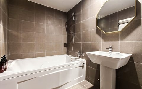 Room (Premium-Bathroom (Wave & Movienet ava) | 1 bedroom, individually decorated, free WiFi, bed sheets