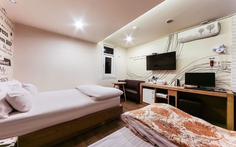 Room (Twin (High-end PC Netflix/Wave/Apple ) | 1 bedroom, free WiFi, bed sheets