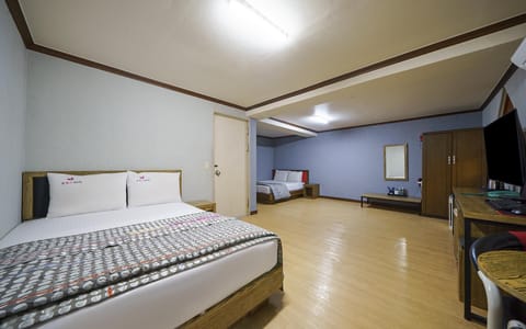 Room (Special room (*Bed + Korean large roo) | 1 bedroom, free WiFi, bed sheets