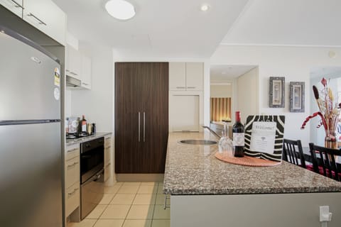 Deluxe Apartment | Private kitchen | Full-size fridge, microwave, oven, stovetop