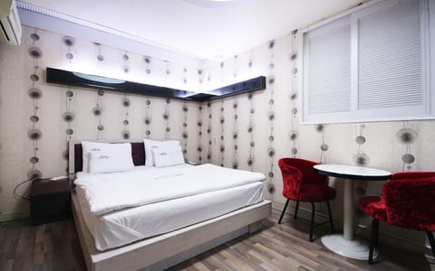 Room (Semi-Suite Room [Room Random Assignme) | 1 bedroom, free WiFi, bed sheets