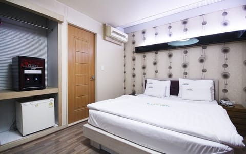 Room (Semi-Suite Room [Room Random Assignme) | 1 bedroom, free WiFi, bed sheets