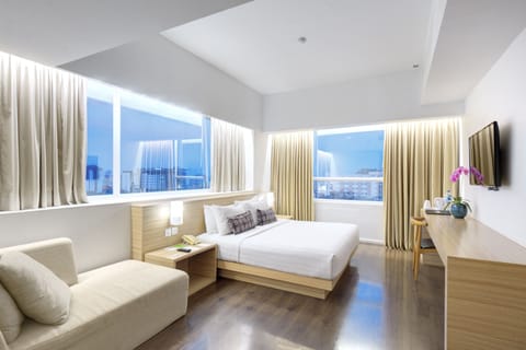 Executive Deluxe Room | Premium bedding, minibar, in-room safe, desk