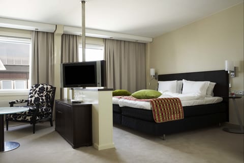 Deluxe Room | Premium bedding, minibar, in-room safe, desk