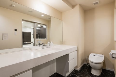 Deluxe Triple Room | Bathroom | Hair dryer, slippers, towels, soap