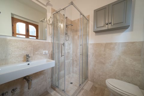 Superior Double Room | Bathroom | Shower, bidet, towels