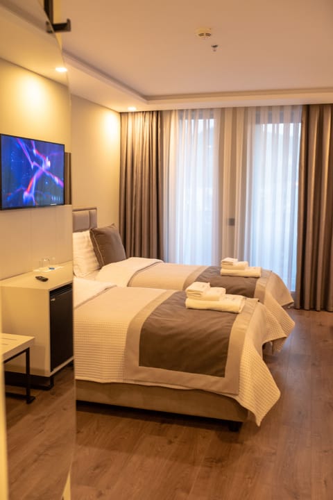 Twin Room | Egyptian cotton sheets, premium bedding, minibar, desk