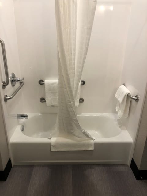 Standard Room, 1 King Bed | Bathroom | Free toiletries, hair dryer, towels, soap