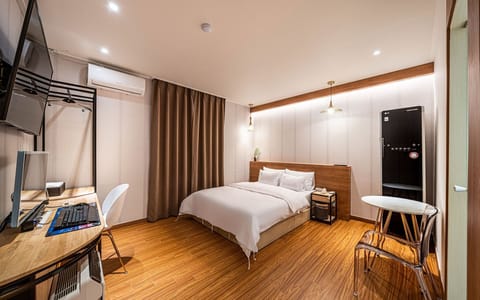 Room (Premium Suite (Bag 1PC Styler Netflix) | 1 bedroom, free WiFi, bed sheets