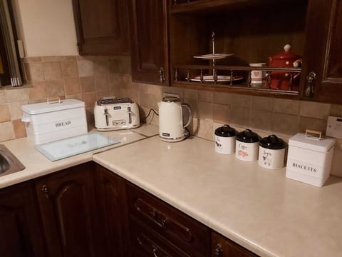 Cottage | Private kitchen | Fridge, microwave, oven, stovetop