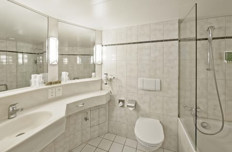 Junior Studio Suite | Bathroom | Free toiletries, hair dryer, towels