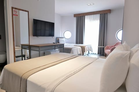 Deluxe Quadruple Room | Free WiFi, bed sheets