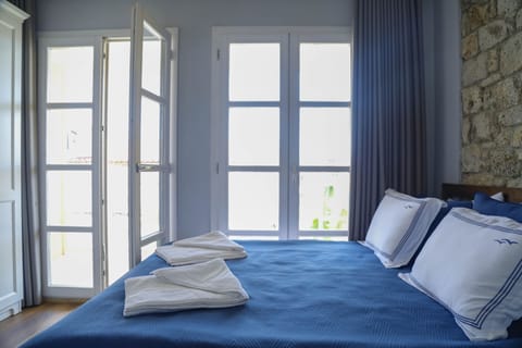 Deluxe Room, 1 Double Bed, Smoking, Balcony | Egyptian cotton sheets, premium bedding, Tempur-Pedic beds, minibar