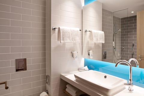 Standard Room | Bathroom | Shower, hair dryer, heated floors, towels