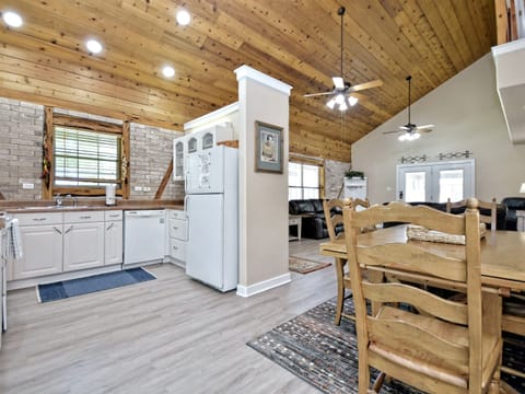 Oma Seidel Haus Kitchen, Dining & Living