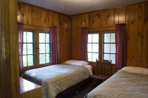 Classic Cabin (2) | Laptop workspace, free WiFi, bed sheets