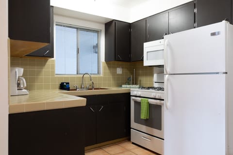 Premium Room, 1 King Bed | Private kitchen | Microwave, coffee/tea maker, paper towels