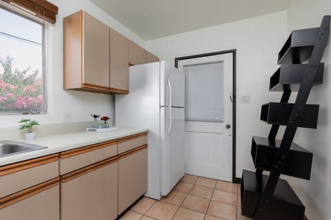 Deluxe Room, 1 King Bed | Private kitchen | Microwave, paper towels