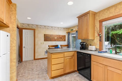 Cook delicious meals for breakfast, lunch, and dinner in this fully equipped kitchen. We suggest grabbing some seafood from a local market.