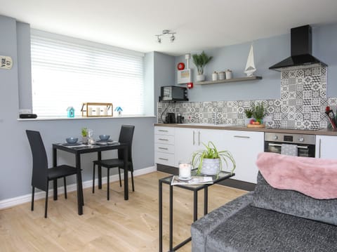 Cottage | Private kitchen | Fridge, dishwasher, electric kettle, cookware/dishes/utensils