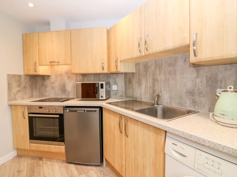 Cottage | Private kitchen | Fridge, electric kettle, toaster, cookware/dishes/utensils
