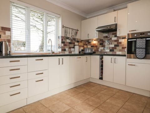 Cottage | Private kitchen | Fridge, dishwasher, electric kettle, cookware/dishes/utensils