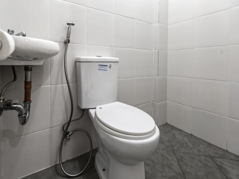 Standard Double Room | Bathroom | Shower, free toiletries, bidet, towels