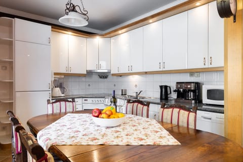 Grand Apartment | Shared kitchen facilities | Fridge, oven, dishwasher, coffee/tea maker