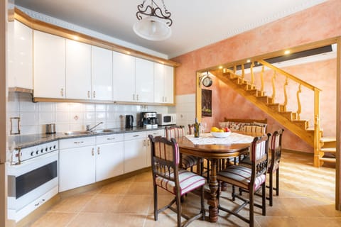 Grand Apartment | Private kitchen | Fridge, oven, dishwasher, coffee/tea maker