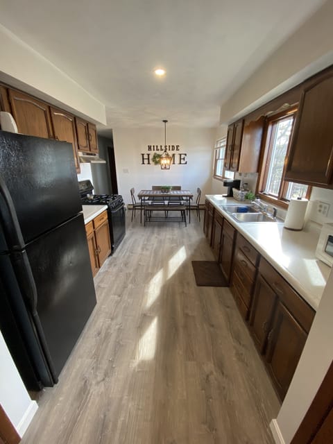 Full kitchen with toaster,pots pans and even a air fryer! 
