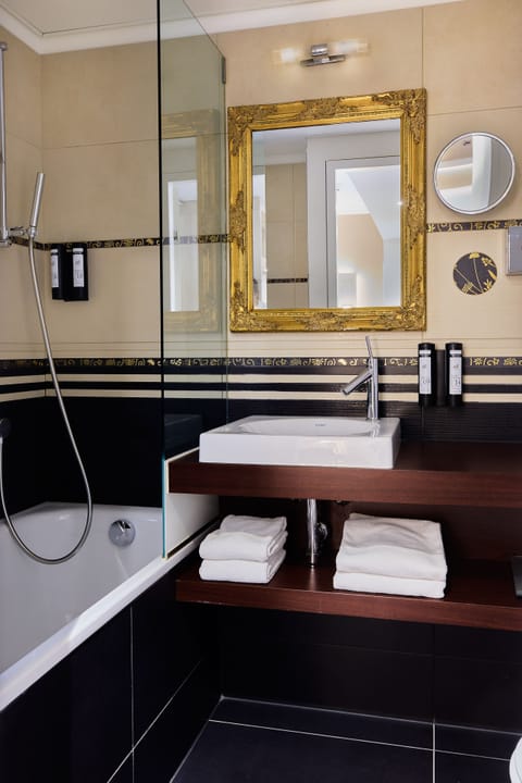 Deluxe Top View Room | Bathroom | Free toiletries, hair dryer, towels