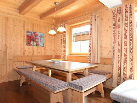 Table, Building, Furniture, Property, Window, Wood, House, Interior Design, Flooring, Floor