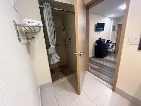 Deluxe Single Room (vinyl) | Bathroom | Combined shower/tub, deep soaking tub, free toiletries, towels