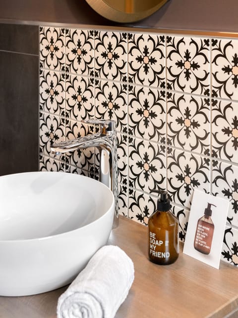 Deluxe Double Room, Balcony | Bathroom | Shower, towels, shampoo, toilet paper