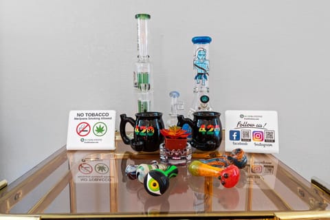 Toke in Style: Elevate Your Sessions with Trendy and Practical Accessories! ๐ฌ๏ธ๐