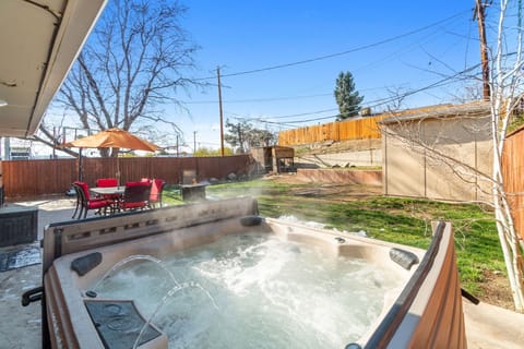 Aquatic Retreat: Hot Tub Serenity, Dining Delights, and Basketball Fun!