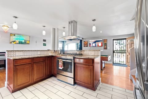 Gas Range / Fully Equipped Kitchen