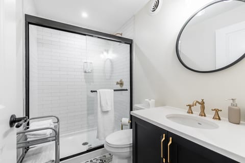 Comfort Apartment, 2 Bedrooms, Kitchen | Bathroom | Shower, free toiletries, hair dryer, soap